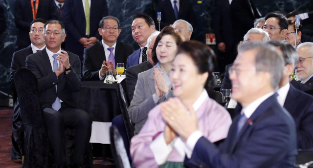 이재용 삼성전자 부회장(오른쪽), 구광모 LG그룹 회장(왼쪽부터), 정의선 현대차그룹 부회장, 강호갑 한국중견기업연합회장, 최태원 SK그룹 회장 등 재계 참석자들이 2일 오전 서울 여의도 중소기업중앙회 그랜드홀에서 열린 2019 기해년 신년회에서 문재인 대통령과 함께 참석하고 있다./사진=연합뉴스