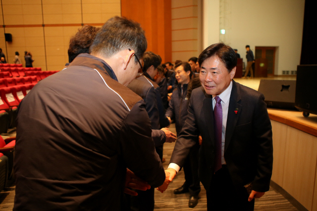 이인호 신임 고리원자력본부장이 2일 부산시 기장군 장안읍 고리본부 사옥에서 취임식을 갖고 공식 업무를 시작했다. 이 본부장(오른쪽)이 취임식을 마친 뒤 직원들과 악수를 하고 있다./사진제공=고리원자력본부