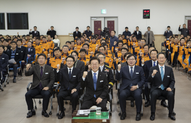 이재명(앞줄 가운데) 경기도지사가  3일 소방재난본부에서 열린 ‘2019년 시무식’ 행사를 마치고 직우너들과 파이팅을 외치고 있다./사진제공=경기도