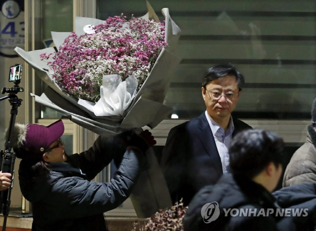 박근혜 정부의 ‘국정농단’ 묵인 혐의와 국가정보원을 통한 불법사찰 혐의로 각각 기소돼 재판 중인 우병우 전 청와대 민정수석이 3일 오전 구속기한 만료로 석방돼 경기도 의왕 서울구치소를 나서며 한 지지자로부터 꽃다발을 받고 있다./연합뉴스