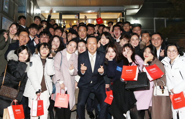 지난 2일 전남 광양의 한 식당에서 김도진(앞줄 왼쪽 네번째) IBK기업은행장이 순천·광양·여천·여수지점 직원들과 함께 만찬을 마치고 기념촬영을 하고 있다./사진제공=기업은행