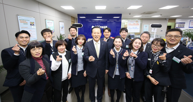 지난 2일 경남 통영지점에서 김도진(가운데) IBK기업은행장이  직원들과 포즈를 취하고 있다./사진제공=기업은행