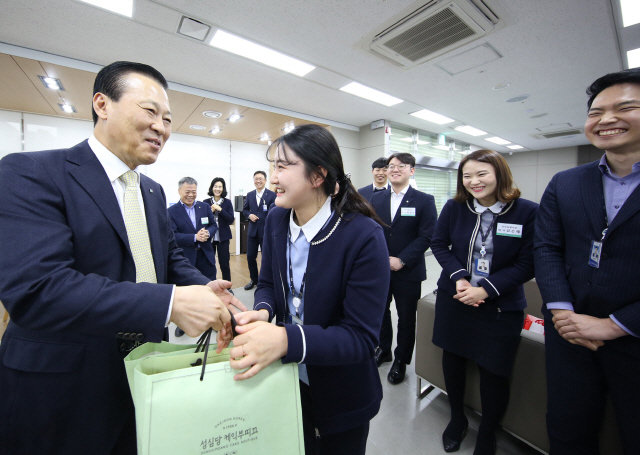 지난 2일 김도진(왼쪽) IBK기업은행장이 진주 상평지점을 방문해 직원들에게 격려품을 전달하고 있다./사진제공=기업은행