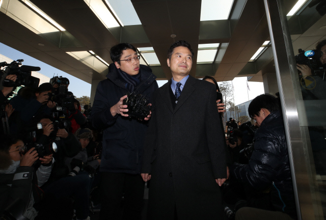 청와대가 민간인을 사찰하고 여권 유력 인사의 비리 첩보를 알고도 조치를 하지 않았다고 주장해온 김태우 수사관이 3일 오전 참고인 신분으로 조사를 받기 위해 서울 송파구 서울동부지검으로 들어서고 있다./연합뉴스