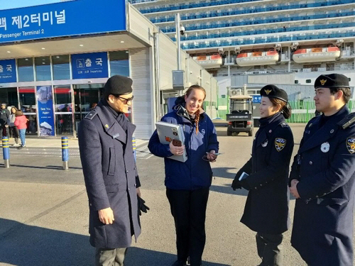 부산관광경찰은 외국인 관광객들을 상대로 4배에 달하는 가격을 바가지 씌운 택시를 확인한 후, 요금을 돌려받아 외국인 관광객들에게 돌려주었다./ 부산경찰청 제공