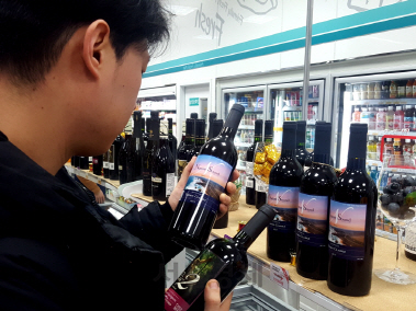 한 남성 고객이 GS25에서 와인을 살펴보고 있다.