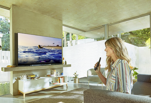 고객이 인공지능 프로세서 ‘알파9 2세대’ 및 다양한 인공지능 플랫폼을 연동한 LG 올레드 TV 신제품으로 인공지능 기능을 이용하고 있다. /사진제공=LG전자