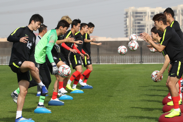 기성용(왼쪽) 등 축구 대표팀 선수들이 필리핀과의 아시안컵 1차전을 앞두고 막바지 훈련을 하고 있다. /연합뉴스