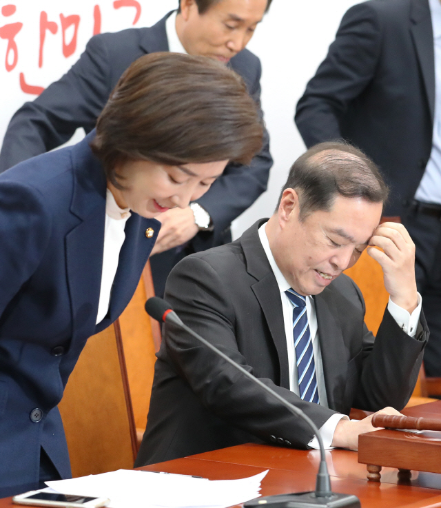 김병준 자유한국당 비대위원장과 나경원 원내대표(왼쪽)가 3일 오전 국회에서 열린 비상대책위원회의에 참석해 자리하고 있다. /연합뉴스