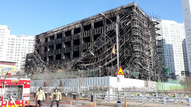 3일 오전 불길에 휩싸였던 충남 천안 차암초등학교 증축 건물이 화재 진압 후 앙상한 골조를 드러내고 있다.  /천안=연합뉴스