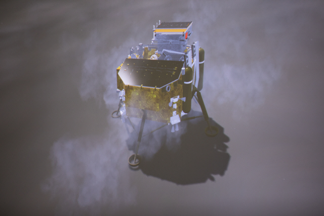 중국의 달 탐사선 ‘창어 4호’가 3일 촬영한 달 뒷면 사진 속에 거대한 크레이터가 위용을 드러내고 있다. 아래 사진은 ‘창어 4호’의 착륙 이미지.   /사진제공=중국국가항천국