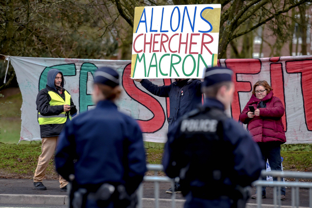 2일(현지시간) 프랑스 북부 아미앵에서 노란 조끼를 입은 시위대가 경찰들이 지켜보는 가운데 반(反)정부 시위를 벌이고 있다.  /아미앵=AFP연합뉴스