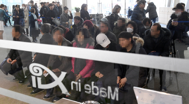 강남구 삼성동에 개관한 북위례 첫 민간분양 물량인 ‘위례포레자이’ 모델하우스에 예비청약자들이 몰려 장사진을 이루고 있다. /이호재기자.