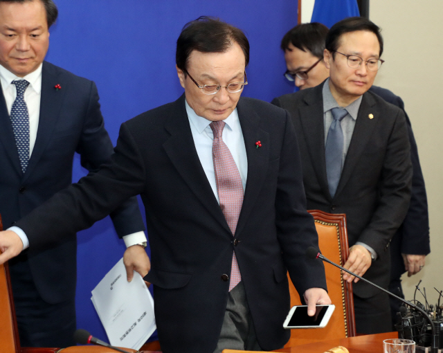 이해찬 더불어민주당 대표가 4일 국회에서 열린 최고위원회의에 참석하고 있다./연합뉴스