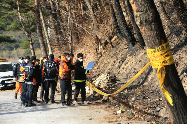 지난 1일 양양군 서면 송천리에서 발생한 산불에 대한 관계기관 합동감식이 진행된 4일 오전 감식요원들이 발화점을 살펴보고 있다./연합뉴스