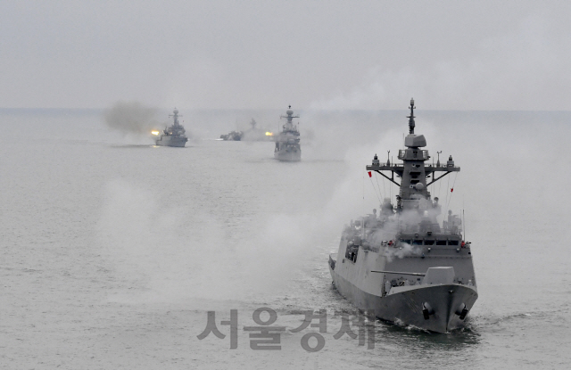 서해 완충구역 이남 해역에서 4일 실시한 2019년 첫 해상기동훈련에서 신형호위함 충북함(FFG)을 비롯한 함정들이 해상사격 훈련을 하고 있다./사진 = 해군 제공