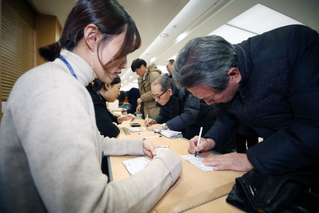 4일 오전 광주 동구 광주지법 대회의실에서 시민들이 전두환 전 대통령의 사자명예훼손 재판을 방청하기 위한 추첨에 응모하고 있다. /연합뉴스