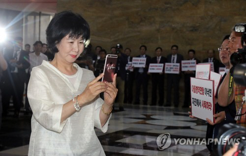 손혜원에게 욕설 날리는 국민들? 18원 송금 “국회의원 언사라 보기 어려워” “인격체 깍아내려”