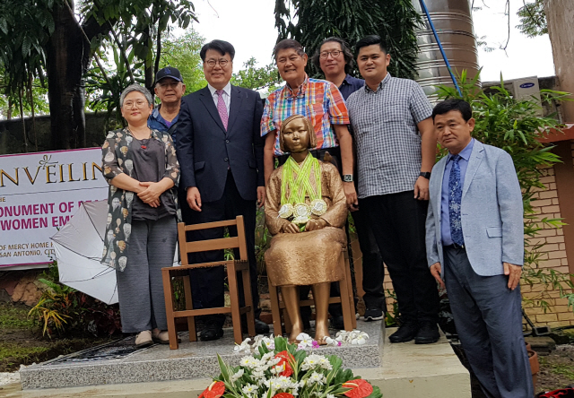 28일 오후 필리핀 북부 라구나주(州) 산페드로시에서 이근규 전 충북 제천시장(왼쪽에서 세 번째) 등이 참석한 가운데 일본군 위안부 할머니를 기리는 ‘평화의 소녀상’이 건립됐다. /연합뉴스