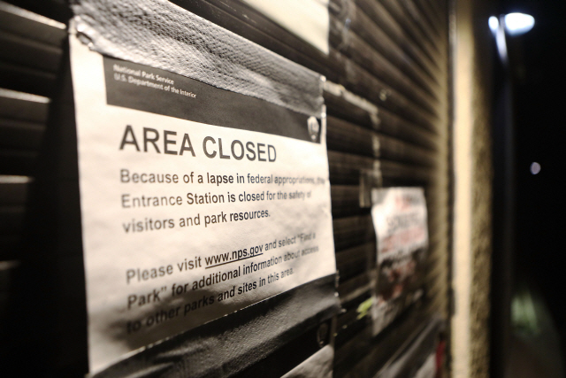 미 정부 예산지출이 중단되는 ‘셧다운’으로 문을 닫은 조슈아 나무 국립공원 /AFP연합뉴스