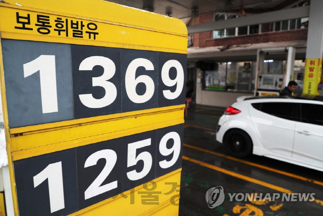 지난 25일 오후 서울의 한 주유소에서 보통휘발유가 1,369원에 판매되고 있다./연합뉴스