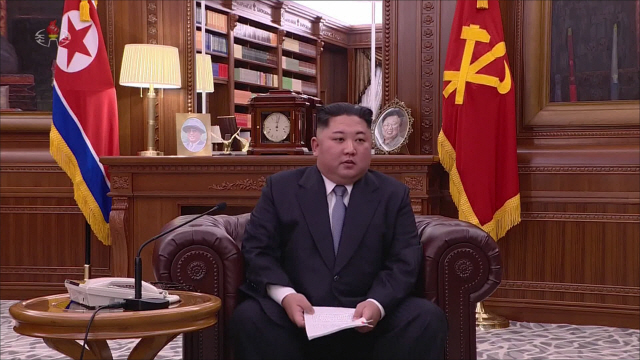 김정은 북한 국무위원장이 1일 오전 9시에 노동당 중앙위원회 청사에서 육성으로 신년사를 발표하고 있다. 김정은 위원장은 예전과 달리 올해는 소파에 앉아 신년사를 발표했다./연합뉴스