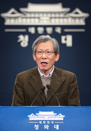 유홍준 광화문위원장이 4일 청와대에서 브리핑을 하고 있다. /연합뉴스