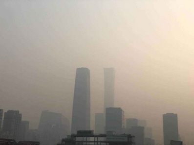 지난해 11월 미세먼지로 뒤덮힌 중국 베이징 도심./연합뉴스
