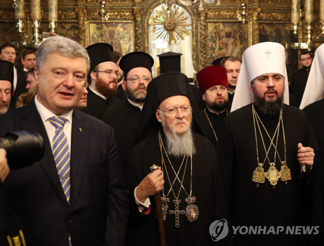우크라이나, 러시아로부터 종교도 독립…정교회 수장, 교회령 재가