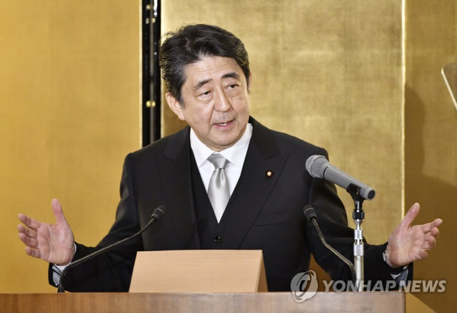 아베 일본 총리가 4일 미에현 이세시 이세신궁을 참배한 뒤 현지에서 신년 기자회견을 하고 있다./연합뉴스