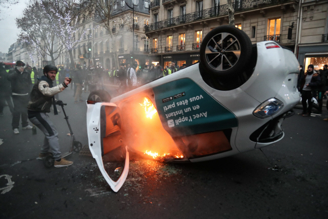 5일 프랑스 파리에서 진행된 ‘노란 조끼’ 8차 집회의 와중에 차량이 불타고 있다.   /파리=AFP연합뉴스