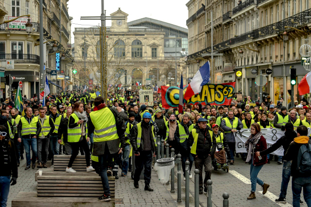 5일(현지시간) 프랑스 북부 릴에서 반정부시위에 나선 ‘노란 조끼’ 시위대/AFP연합뉴스