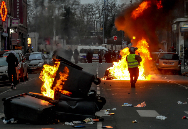 5일(현지시간)프랑스 북부 릴르에서 노란 조끼 시위대의 방화로 쓰레기통이 불에 타고 있다. /릴르=AFP연합뉴스