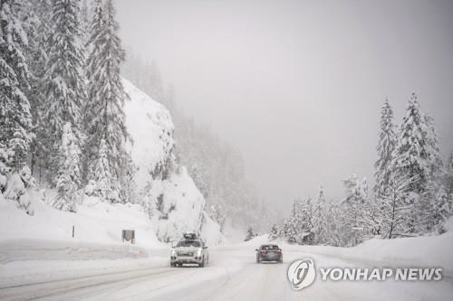 오스트리아 중부 산악지역인 오베르타우어른에 5일(현지사간) 많은 눈이 내려 차들이 서행하고 있다./EPA=연합뉴스