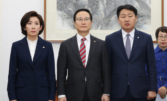 의자유한국당 나경원(왼쪽부터), 더불어민주당 홍영표, 바른미래당 김관영 원내대표가 27일 오후 국회 운영위원장실에서 회동을 마치고 산업안전보건법 처리 등 본회의 의사일정 합의사항을 발표하고 있다./ 연합뉴스