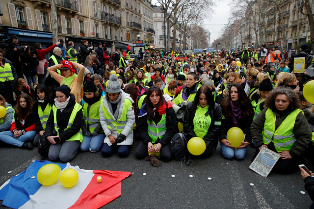 지난 6일(현지시간) ‘노란조끼’ 시위에 참여한 여성들이 길에 무릎을 꿇고 앉은 채 목소리를 내고 있다./Gonzalo Fuentes=연합뉴스