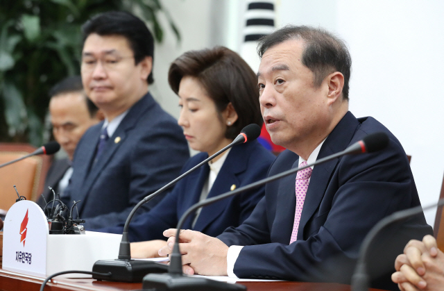 자유한국당 김병준 비상대책위원장(오른쪽)이 7일 오전 국회에서 열린 비상대책위원회의에서 발언하고 있다. /연합뉴스