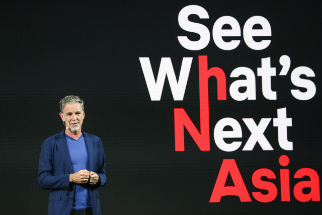 리드 헤이스팅스 넷플릭스 최고경영자(CEO)가 지난해 11월 싱가포르에서 열린 ‘넷플릭스 시 왓츠 넥스트: 아시아’(Netflix See What‘s Next: Asia) 행사 ’에서 아시아 콘텐츠에 대해 설명하고 있다./사진제공=넷플릭스