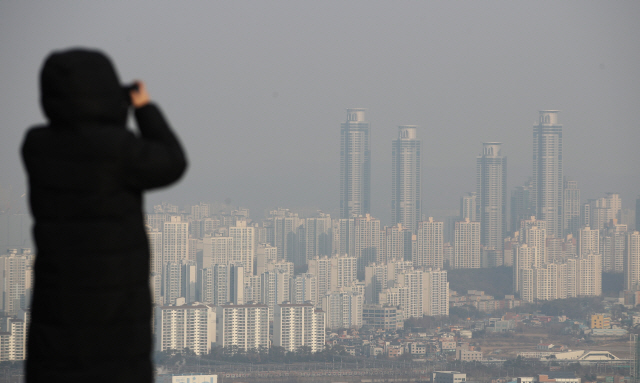 미세먼지가 기승을 부리고 있는 7일 오후 경기도 오산시 보적사에서 바라본 동탄 일대가 뿌옇다./연합뉴스