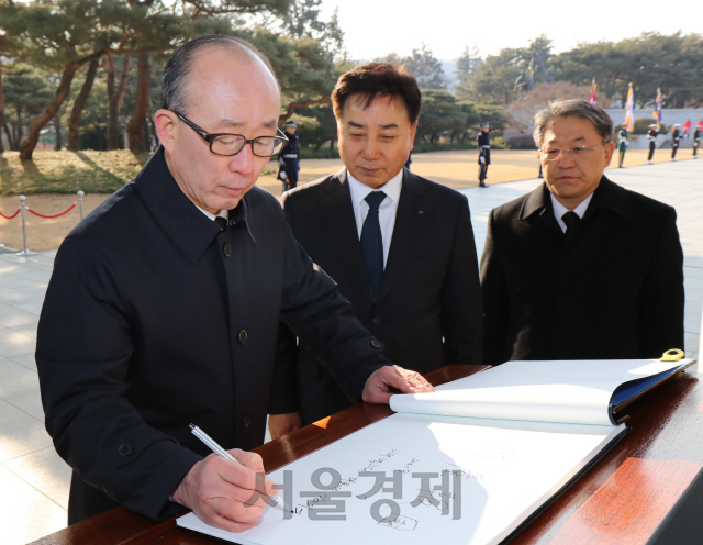 김지찬 LIG넥스원 대표가 7일 국립 서울현충원을 참배한 후 대한민국 자주국방에 기여하겠다는 의지를 담아 방명록에 ‘방산보국(防産報國)’이라고 서명하고 있다./사진제공=LIG넥스원