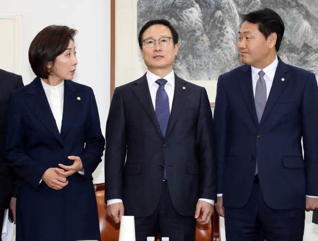 홍영표 더불어민주당 (가운데), 나경원 자유한국당 (왼쪽), 김관영 바른미래당 원내대표가 7일 국회 운영위원장실에서 만나 이야기하고 있다. /연합뉴스