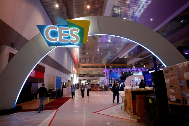 세계 최대 가전·IT 전시회 ‘CES 2019’ 개막을 이틀 앞둔 6일(현지시간) 개최장소인 미국 네바다주 라스베이거스의 ‘라스베이거스 컨벤션센터’에서 관계자들이 막바지 점검을 하고 있다/라스베이거스=로이터연합뉴스