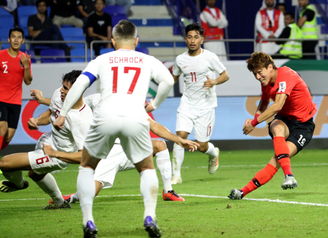 축구 대표팀 공격수 황의조(오른쪽)가 8일 아시안컵 필리핀전에서 선제 결승골을 터뜨리고 있다. /연합뉴스