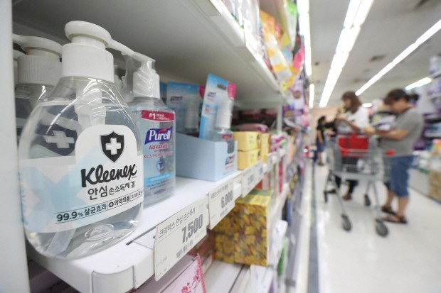 8일 롯데마트에 따르면 독감 환자가 증가하기 시작한 지난달 1일부터 30일까지 마스크 매출은 전년 동기 대비 15.6% 증가했다./연합뉴스