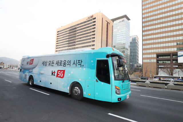 KT의 5G 체험버스가 서울 도심에서 시험 운행을 하고 있다./사진제공=KT