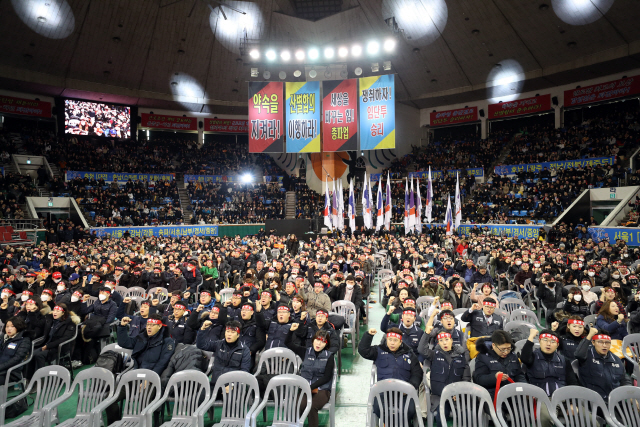 8일 오전 서울 송파구 잠실학생체육관에서 전국금융산업노조 KB국민은행 지부 조합원들이 총파업 선포식에 앞서 구호를 연습하고 있다./연합뉴스