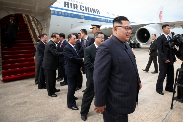 지난해 6월 북미 정상회담을 위해 김정은 북한 국무위원장이 싱가포르 창이국제공항에 도착해 이동하고 있다. /블룸버그