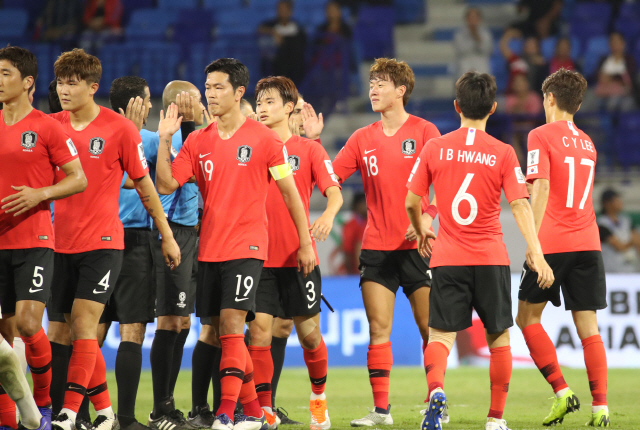 축구 대표팀 선수들이 8일 아시안컵 필리핀전에서 진땀승을 거둔 뒤 심판진과 손뼉을 부딪치며 인사하고 있다. /연합뉴스