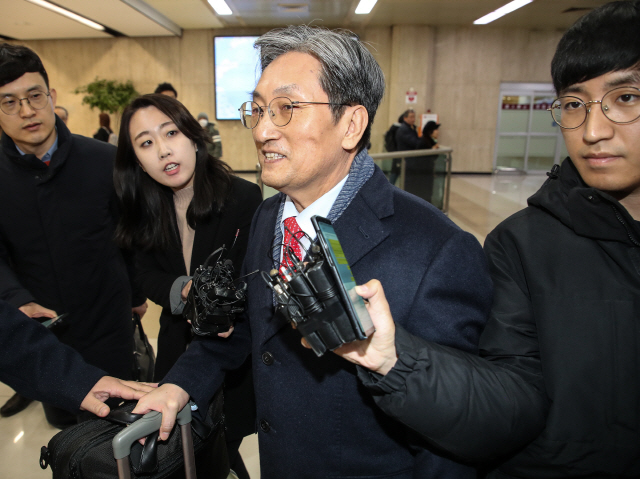 신임 대통령 비서실장에 내정된 것으로 알려진 노영민 주중국대사가 8일 오전 김포공항을 통해 귀국한 뒤 취재진 질문에 답하고 있다. /연합뉴스