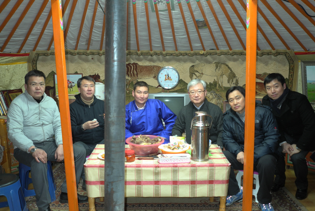 필자 김석동(오른쪽 세번째)이 몽골 현지의 게르에서 주민들의 환대를 받고 있다.